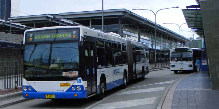 Sydney Buses Volvo B12BLEA Custom CB60 articulated bus 1711